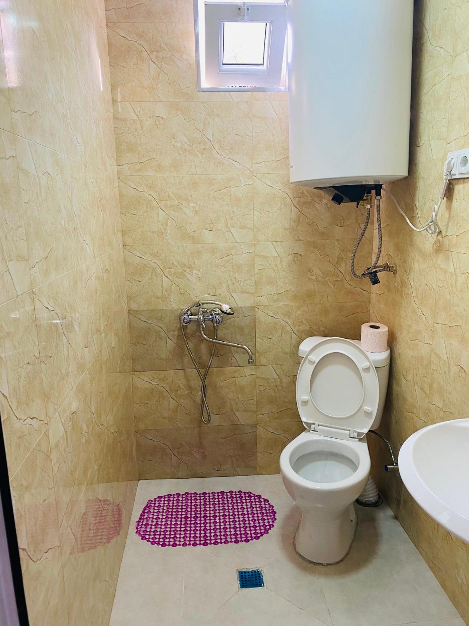 Guesthouse Nene Mestia Exteriör bild